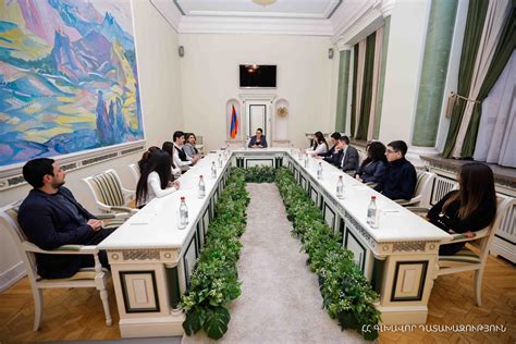 Իրավապաշտպանը ահազանգում է «ժողովրդավարության» անունով մարդու իրավունքների ոտնահարման մասին